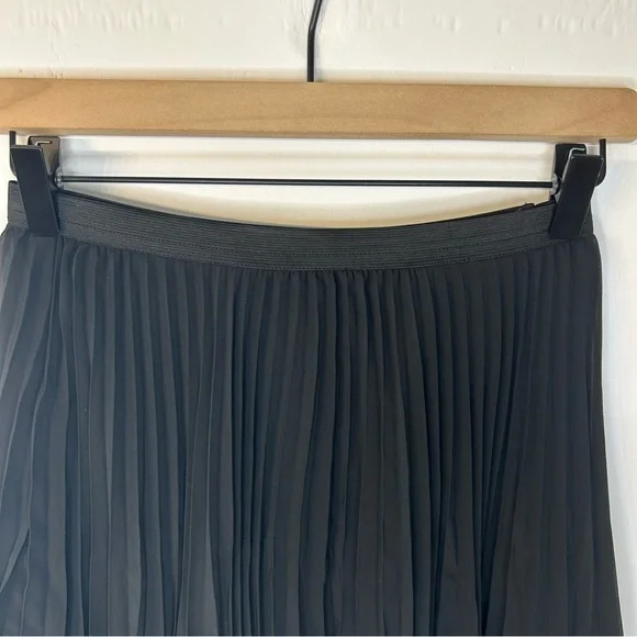 Hollister Women’s Fully Lined Accordion Pleated Skirt in Black, Size Small - Picture 2 of 6